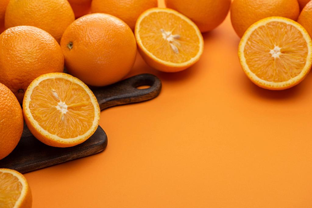oranges juteuses fraîches sur planche à découper sur fond coloré
 - Photo, image