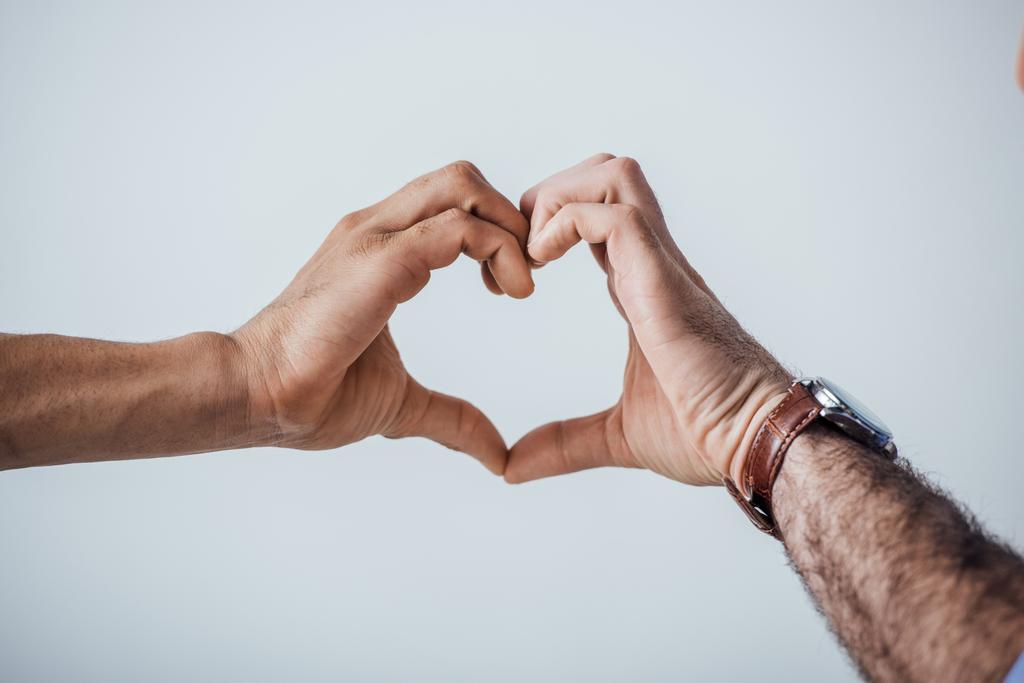 Widok mężczyzn pokazujących znak miłości z odizolowanymi dłońmi na szarości  - Zdjęcie, obraz