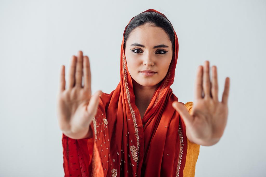 Szelektív fókusz indiai nő szári mutató elutasítás gesztus elszigetelt szürke - Fotó, kép