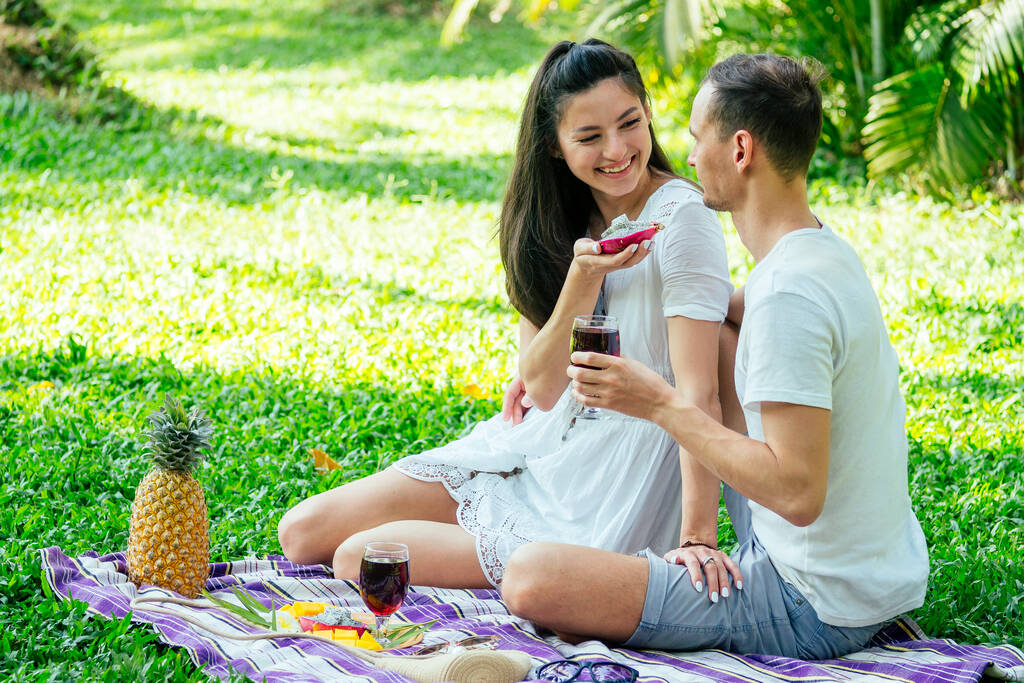joven mujer india en encaje vestido boho blanco teniendo una cita con su novio en el parque de verano
 - Foto, Imagen