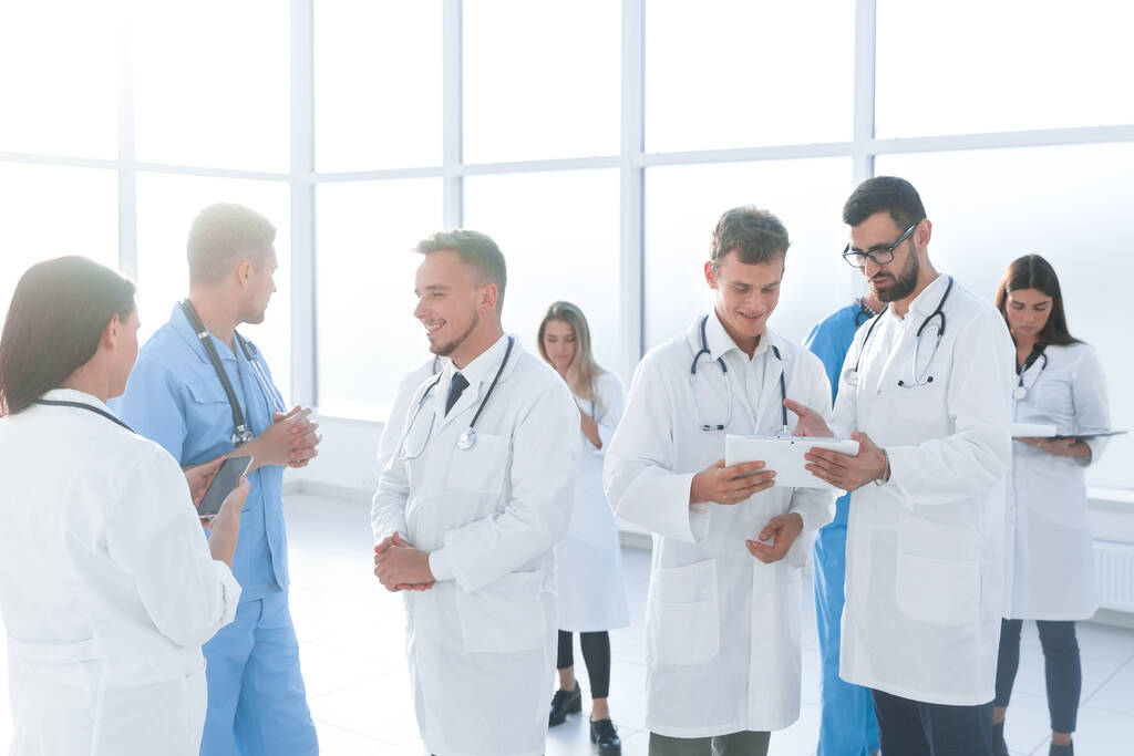 група медичних працівників, що обговорюють бізнес-документи
 - Фото, зображення