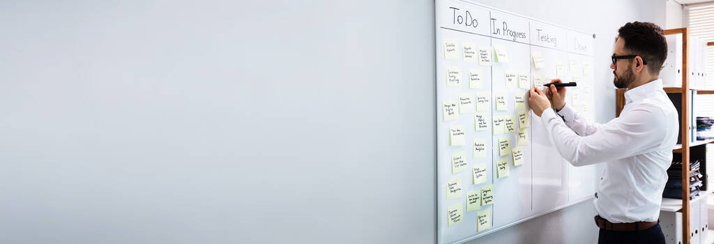 Executive kirjoittaminen Kanban suunnitelma ja aikataulu Whiteboard - Valokuva, kuva