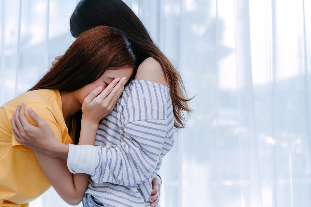 Однополые азиатские лесбиянки пара любовник утешает подругу ее плакать спальню по утрам грустные эмоции, ЛГБТ сексуальность женщина, живущая вместе дома.  - Фото, изображение