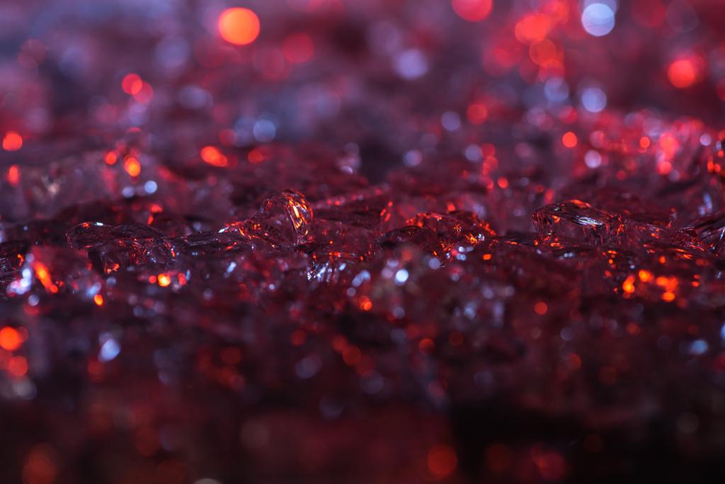 közeli kilátás elvont piros és lila kristály texturált háttér - Fotó, kép