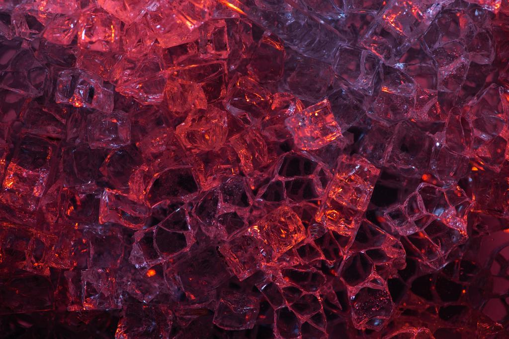 Soyut koyu kırmızı buzlu arkaplanın üst görünümü - Fotoğraf, Görsel