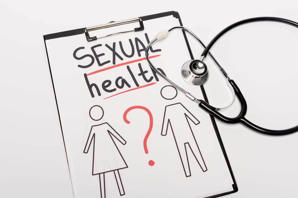 horní pohled na schránku se sexuálním zdravím nápisy, kreslený muž a žena v blízkosti stetoskopu izolované na bílém  - Fotografie, Obrázek