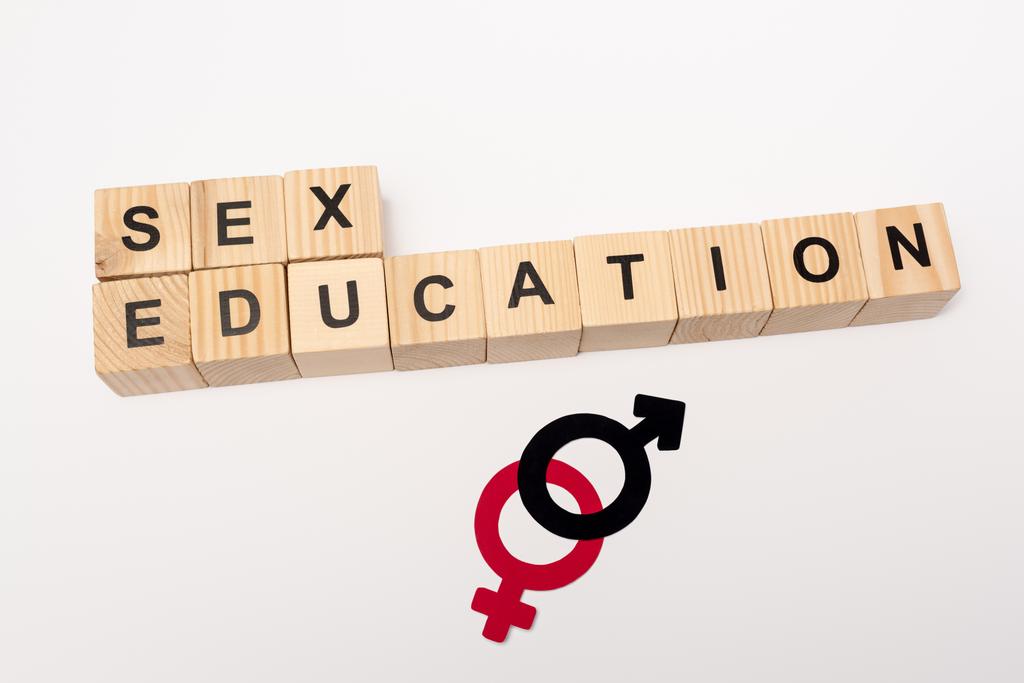 vista superior de cubos com letras educação sexual e símbolos de gênero isolados em branco
  - Foto, Imagem