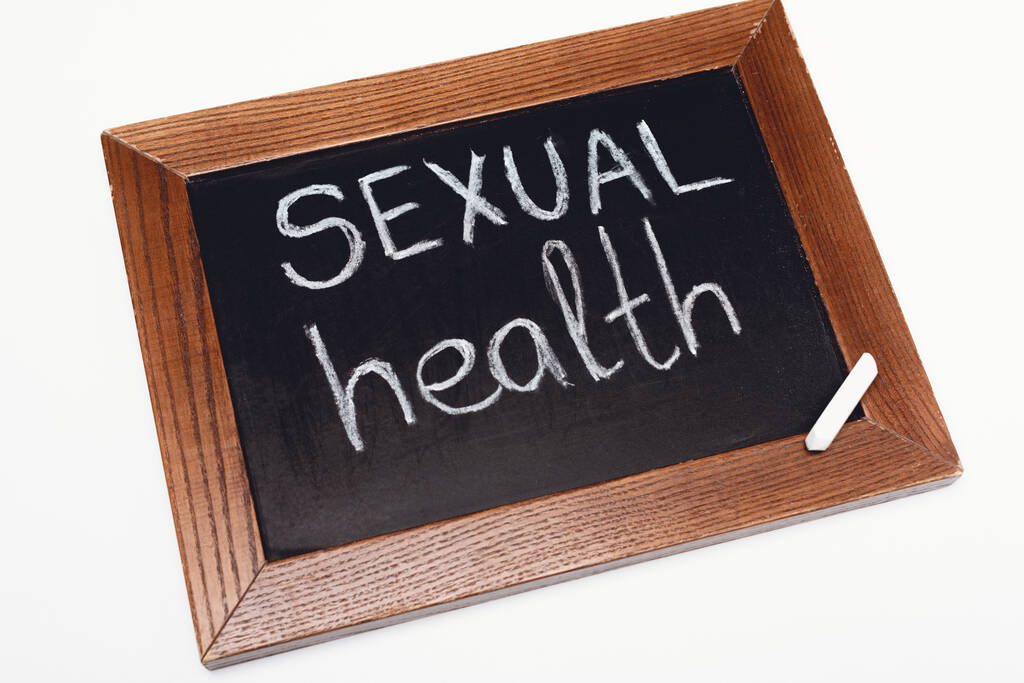 pizarra con letras de salud sexual aisladas en blanco
  - Foto, Imagen