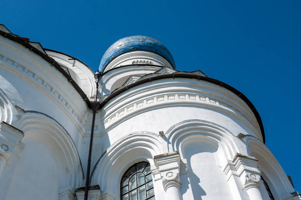 DZERZHINSKY, MOSCOW REGION, Rusland - mei 2018: Buiten het klooster Nikolo-Ugreshsky, uitzicht op de binnenplaats. Opgericht in 1380. Transfiguratie kathedraal. - Foto, afbeelding