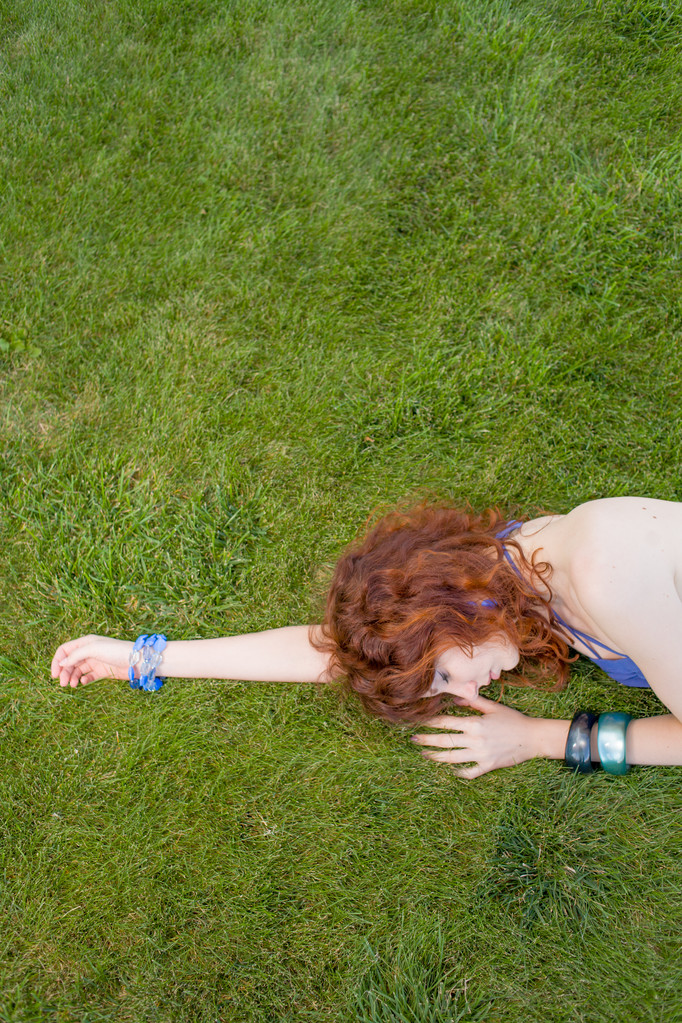 Rossa giovane ragazza scivolando su erba verde
 - Foto, immagini