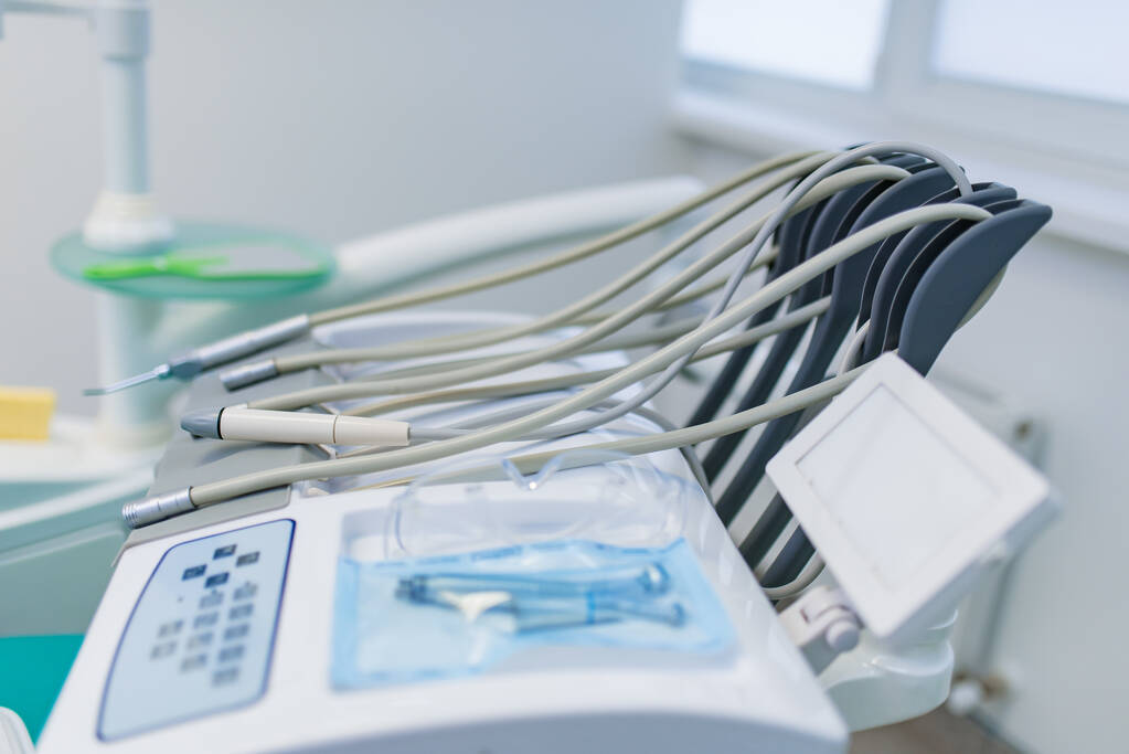 Ammatillinen Hammaslääkäri työkaluja hammaslääkärin toimistossa. Hammashygienia ja terveys käsitteellinen
 - Valokuva, kuva