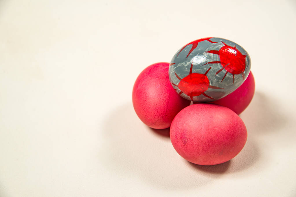 pestrobarevná velikonoční vejce v kovid 19 epidemie  - Fotografie, Obrázek