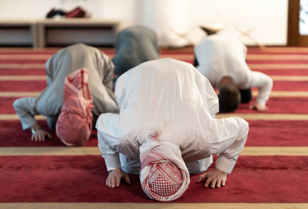 Musulmán rezando dentro hermosa mezquita
 - Foto, imagen