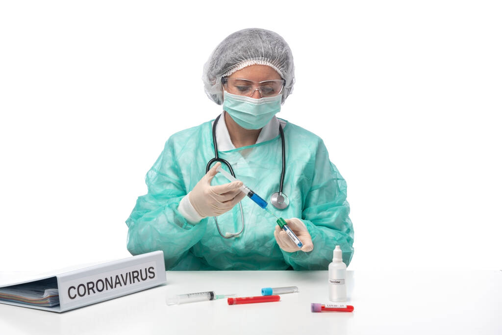 Médico enfermero en una clínica de laboratorio del hospital que realiza pruebas para el coronavirus sentado en la mesa
. - Foto, imagen