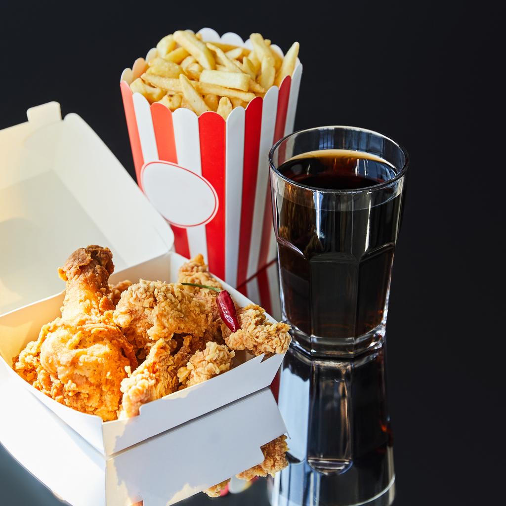 poulet frit, frites et soda en verre sur table en verre
 - Photo, image
