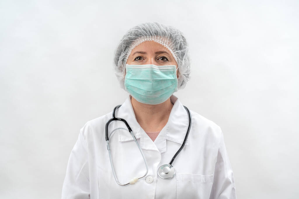 Уставшая медсестра после работы в лабораторной клинике со стетоскопом маски
 - Фото, изображение