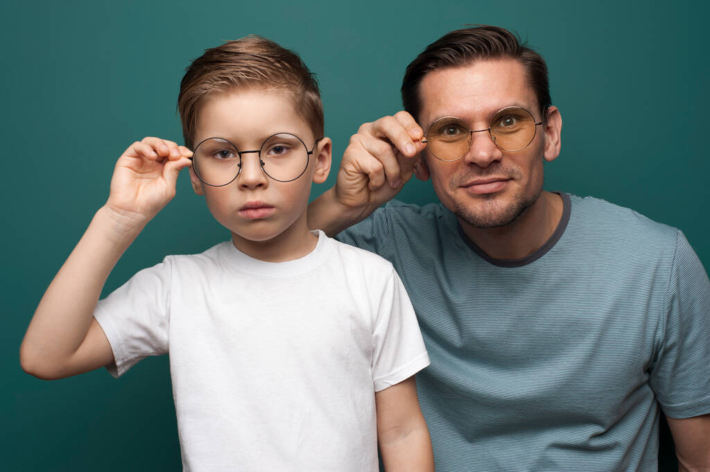 Schuss von gut aussehendem Vater und Sohn mit stylischer Brille - Foto, Bild