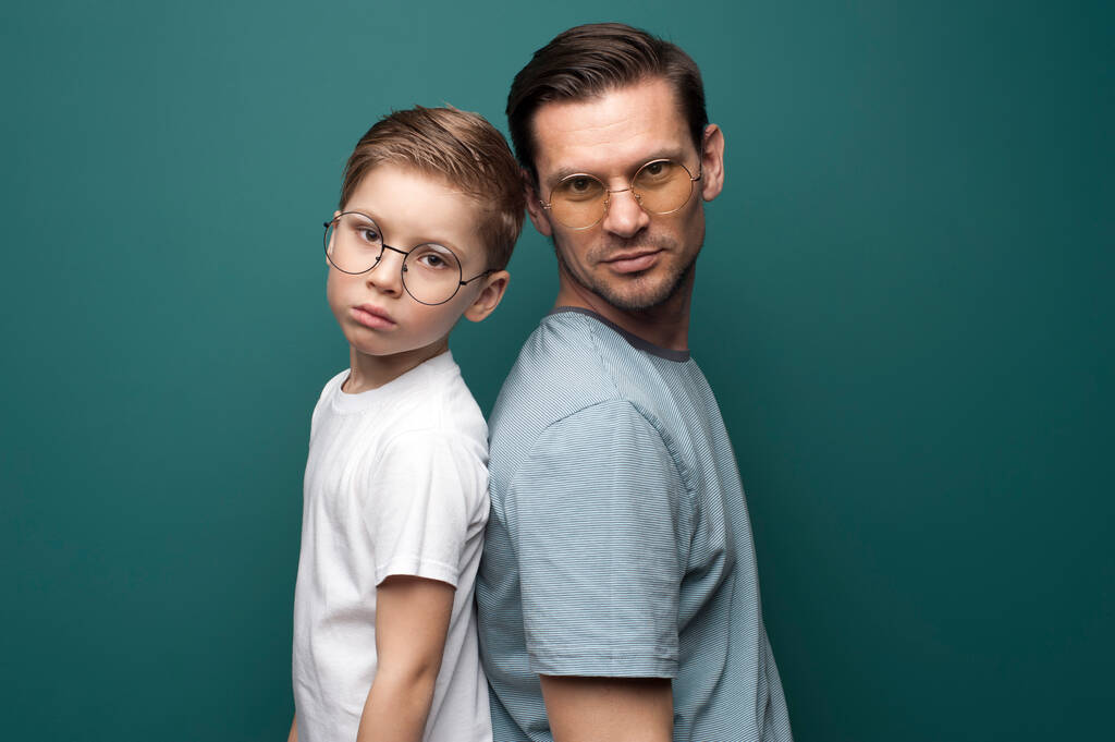 Πυροβολισμός όμορφου Καυκάσου πατέρα και γιου με κομψά γυαλιά. - Φωτογραφία, εικόνα