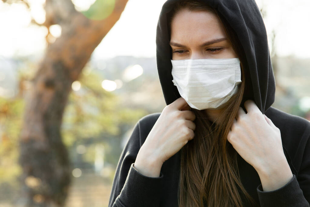 Frau mit Mundschutz während des Coronavirus-Ausbruchs. Schutz vor Virusinfektion Abgase und Industrieemissionen - Foto, Bild