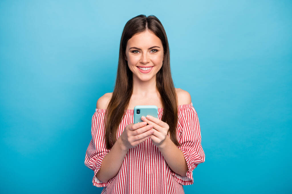 Κοντινό πλάνο πορτρέτο της αυτή ωραία ελκυστική χαρούμενη καστανά μαλλιά κορίτσι χρησιμοποιώντας ψηφιακή συσκευή gadget αναζήτηση μέσων που απομονώνονται σε φωτεινό ζωντανό λαμπερό φόντο μπλε χρώμα - Φωτογραφία, εικόνα