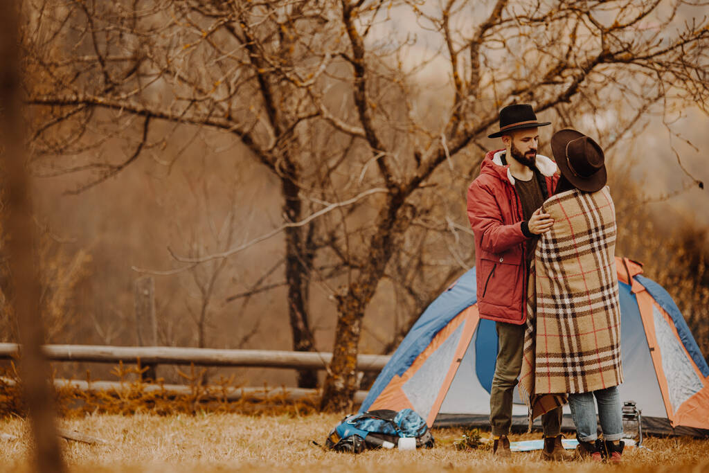 13.07.2018 Yaremche, Ucrânia: casal elegante de viajantes. Um homem e uma mulher fizeram um piquenique nas montanhas, montaram uma tenda e planearam um novo itinerário.. - Foto, Imagem