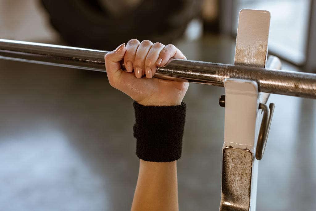 Vista cortada de esportista segurando barbell no ginásio
 - Foto, Imagem