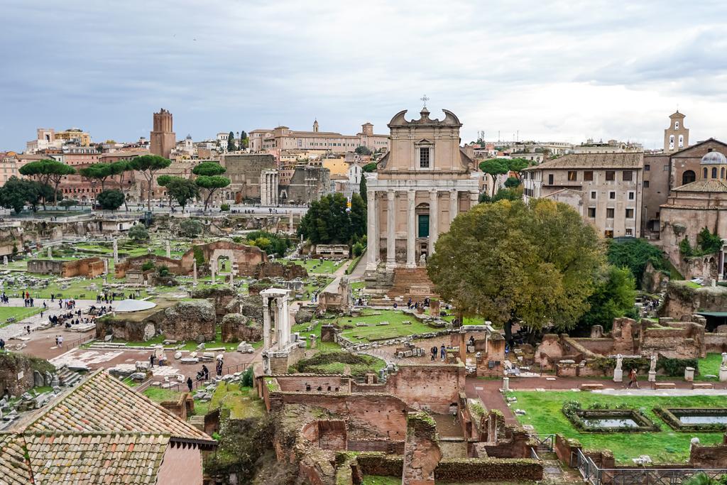 historyczne ruiny rzymskiego forum przeciwko błękitne niebo z chmurami w Rzymie - Zdjęcie, obraz