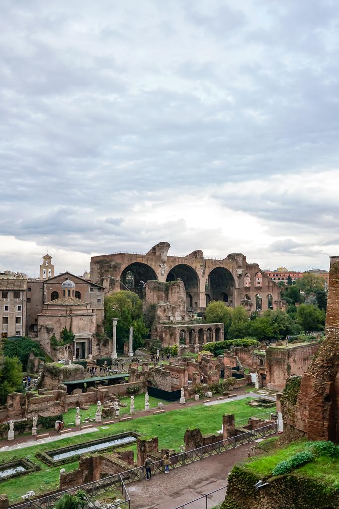 stare budynki Rzymu przeciwko błękitnemu niebu z chmurami  - Zdjęcie, obraz