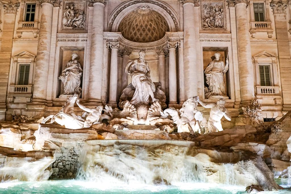 Trevin suihkulähde antiikin veistoksia lähellä vettä Roomassa
  - Valokuva, kuva