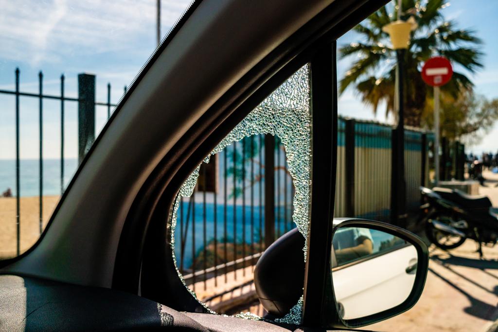 επιλεκτική εστίαση της ηλιοφάνειας στο λευκό αυτοκίνητο με σπασμένο παράθυρο  - Φωτογραφία, εικόνα