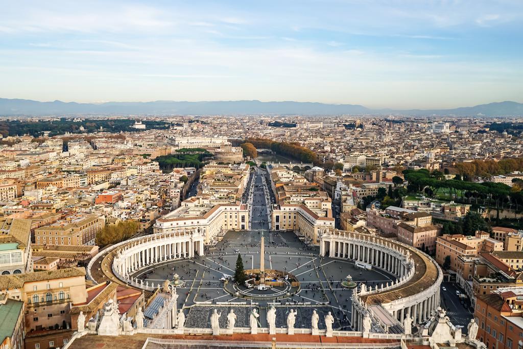 Piazza San Pietro vor blauem Himmel im Vatikan  - Foto, Bild