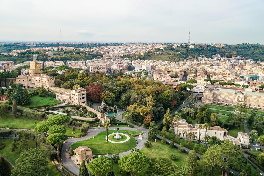 jardins do Vaticano perto de edifícios históricos em itália
  - Foto, Imagem