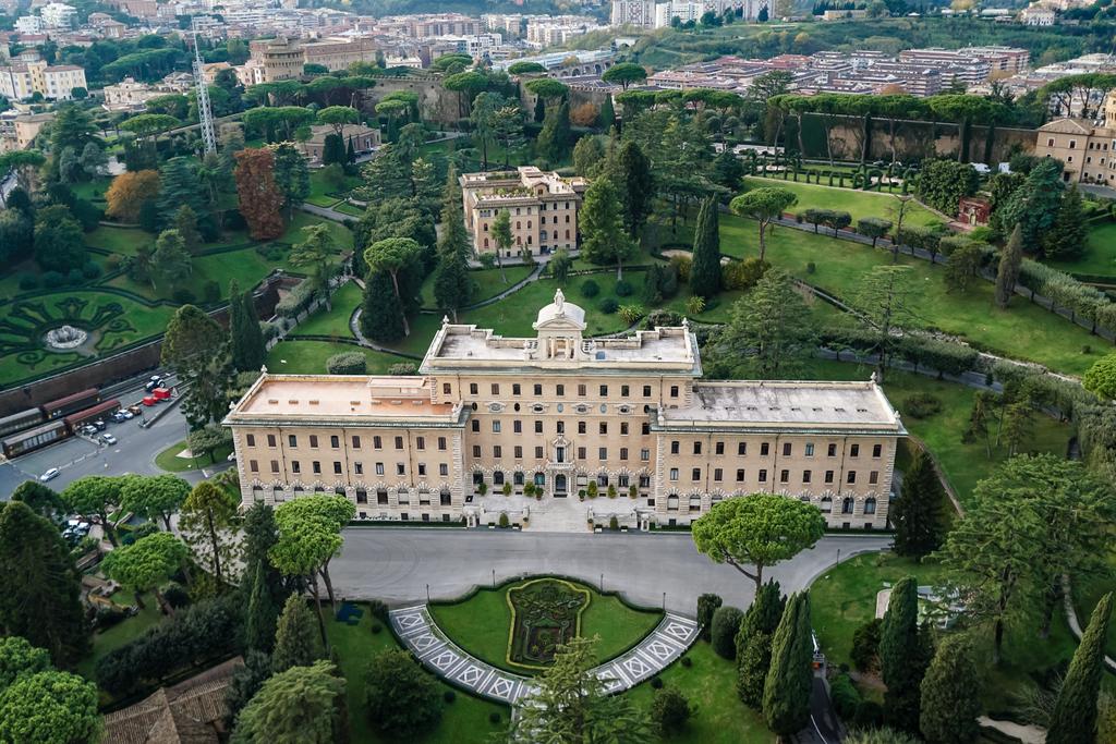 Vatikan 'ın yeşil bahçeleri yakınındaki antik bina - Fotoğraf, Görsel