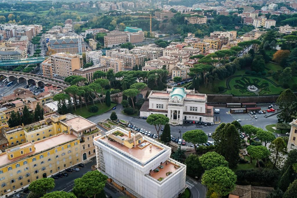 вид на ватикановский город с древними зданиями и зеленым парком
  - Фото, изображение