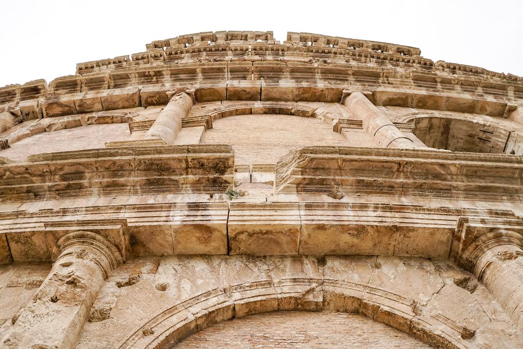 niski kąt widzenia starożytnego Koloseum przed niebem w Rzymie  - Zdjęcie, obraz