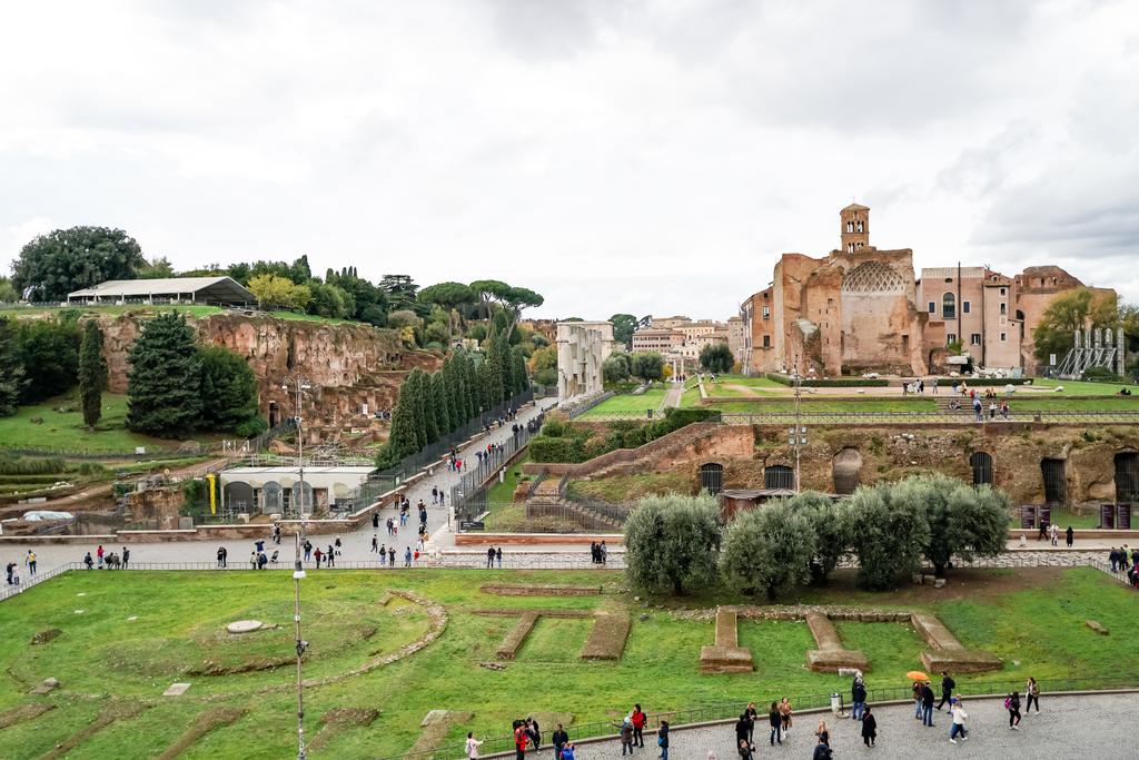 ROMA, ITALIA - 10 DE ABRIL DE 2020: personas caminando cerca del Templo de Venus y Roma
 - Foto, Imagen