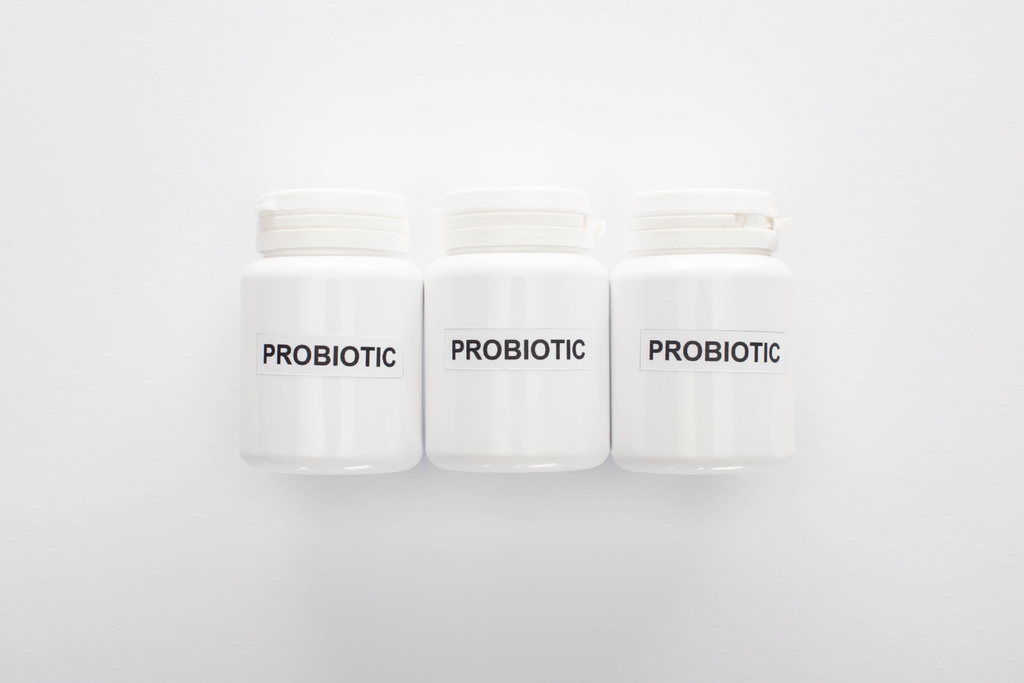 vue de dessus des récipients avec lettrage probiotique sur fond blanc
 - Photo, image