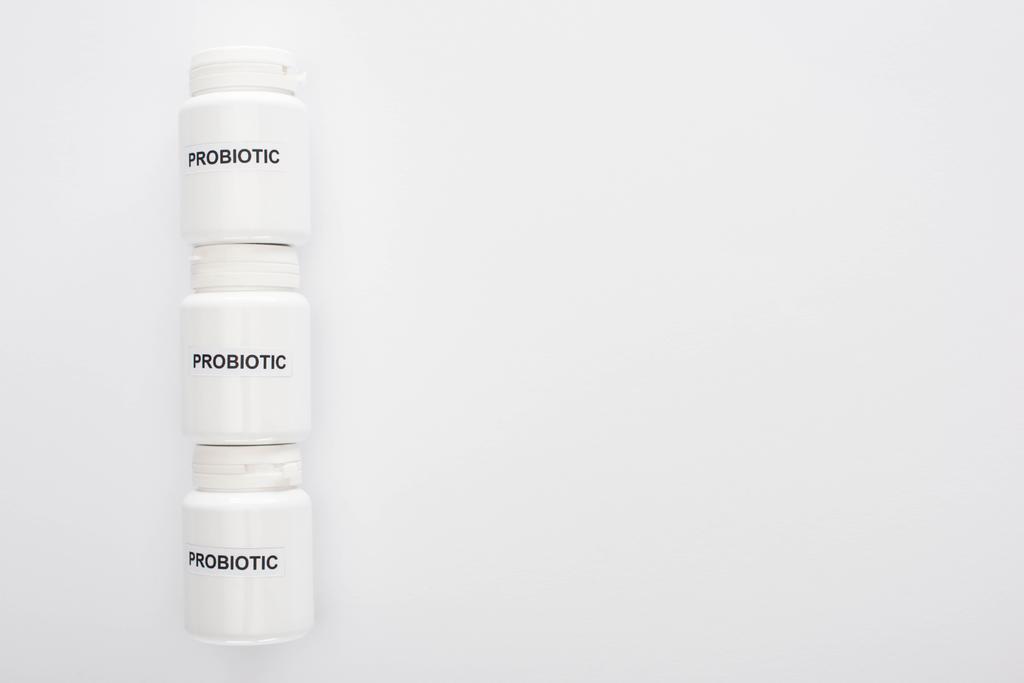 widok z góry pojemników z napisem probiotycznym na białym tle - Zdjęcie, obraz