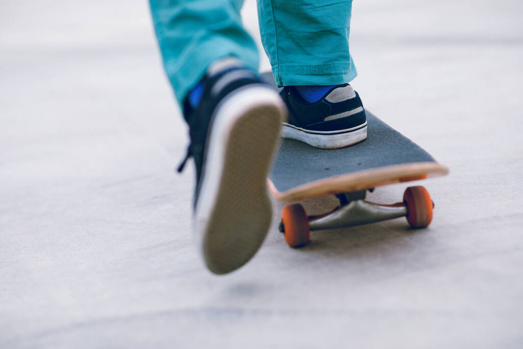 άποψη για Skateboarder πόδια, skateboarding και κόλπα σε εξωτερικούς χώρους - Φωτογραφία, εικόνα
