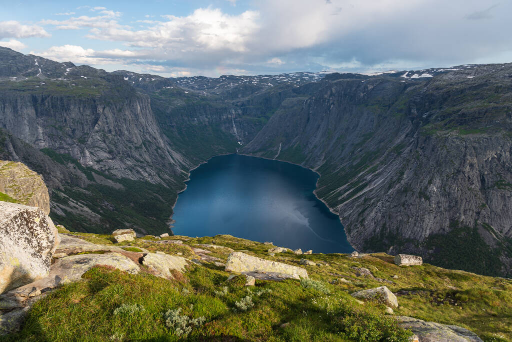 Gyönyörű hegyek és tó hosszú utat a Trolltunga szikla Odda, Norvégia, Skandinávia, Európa - Fotó, kép