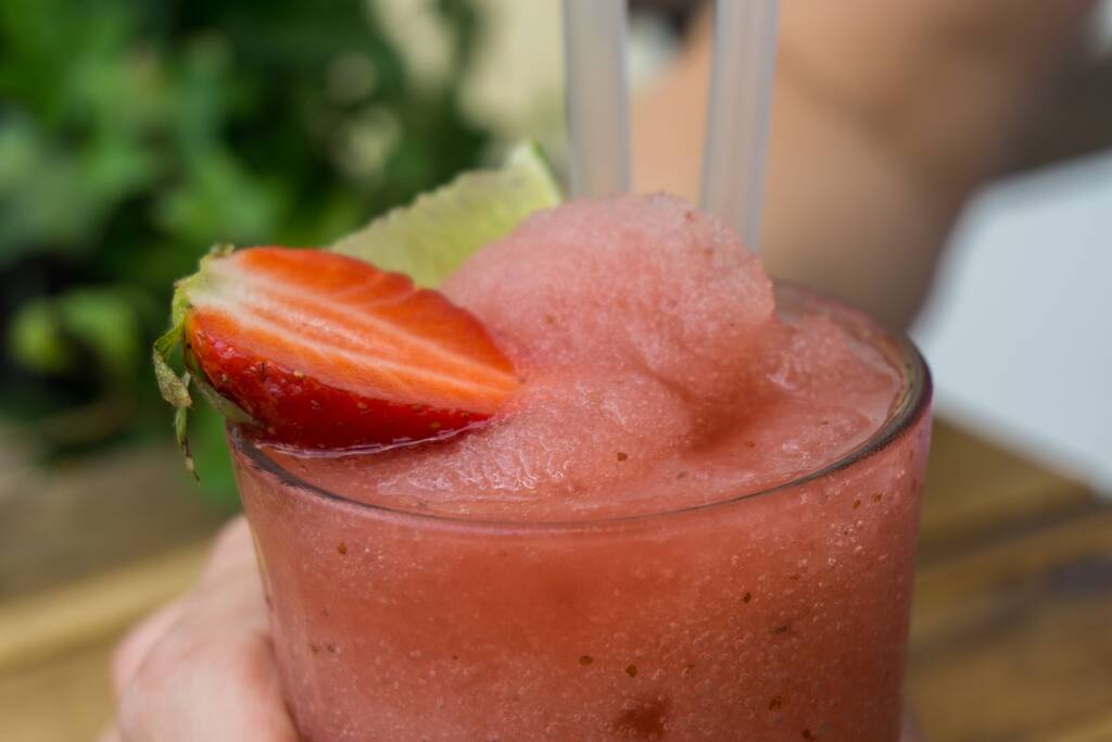 A tasty strawberry smoothie with a slice of strawberry on it - Fotografie, Obrázek