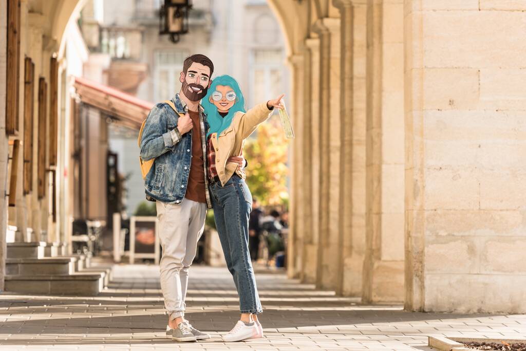 пара туристов с иллюстрированными лицами, обнимающимися на улице и указывающими пальцем
 - Фото, изображение