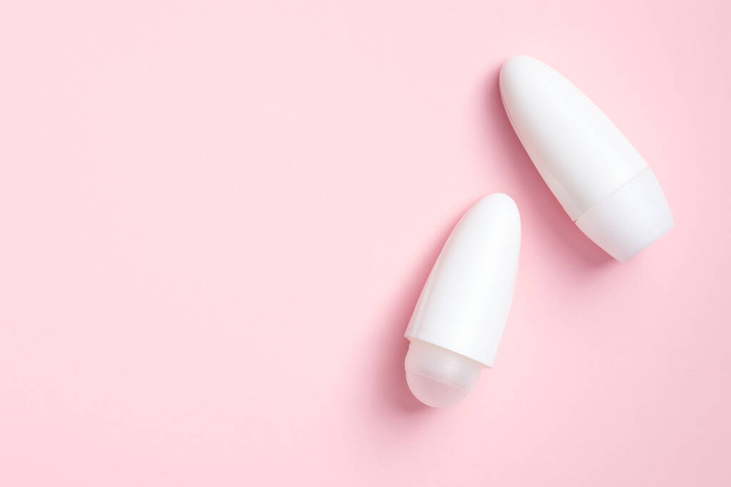 Frascos de desodorante en blanco maquetas sobre fondo rosa. Embalaje antitranspirante blanco, concepto de producto de protección contra el sudor femenino
 - Foto, Imagen