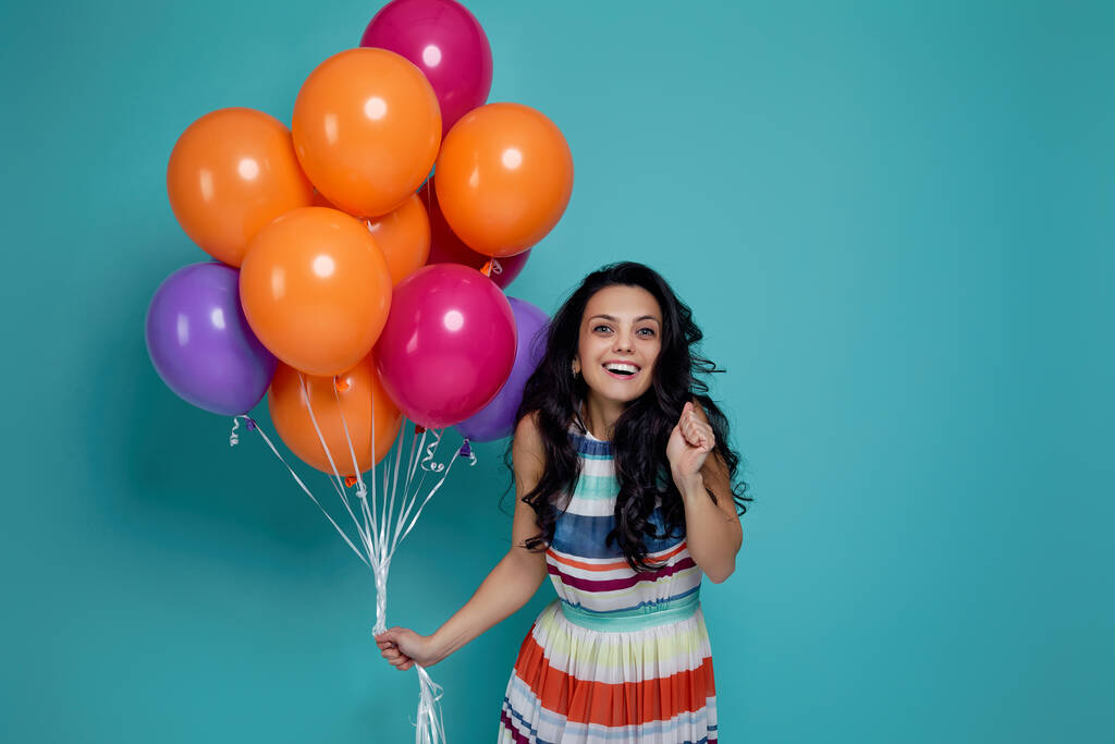 chica en vestido celebración de brillantes globos de aire de colores
 - Foto, Imagen