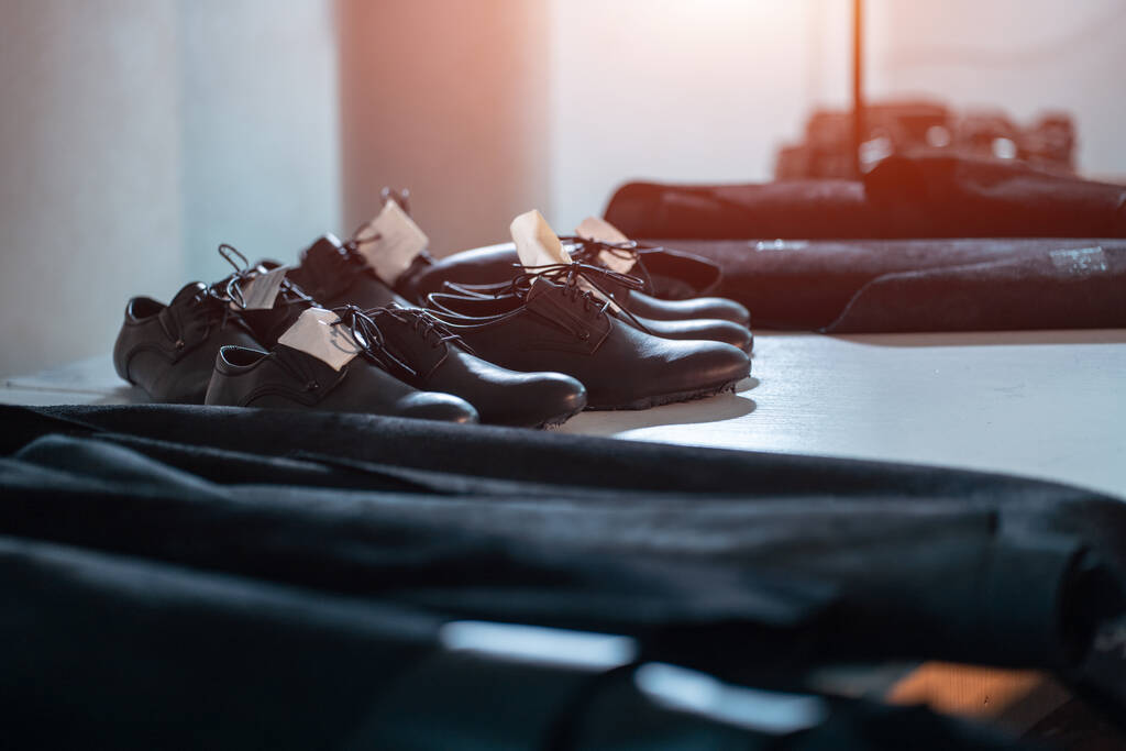 ensemble de chaussures en cuir noir avec échantillon de rouleaux
 - Photo, image