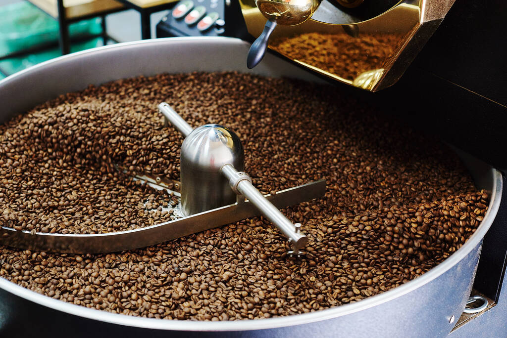 Kávově hnědé pražené fazole. Proces pražení v pražírně - Fotografie, Obrázek