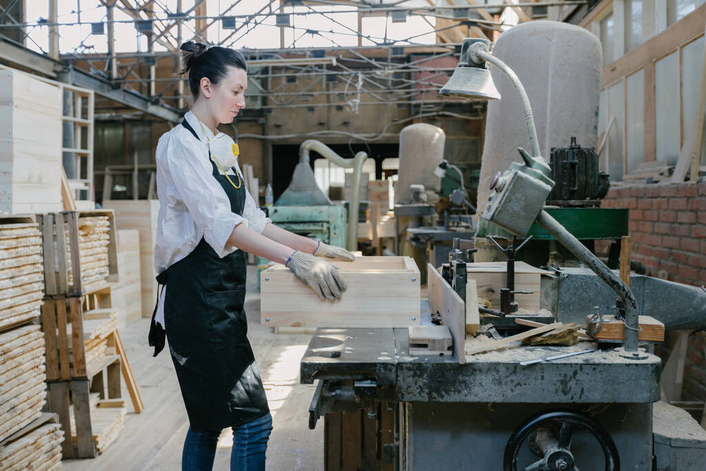 Mujer segura de trabajar como carpintero en su propia carpintería
 - Foto, imagen