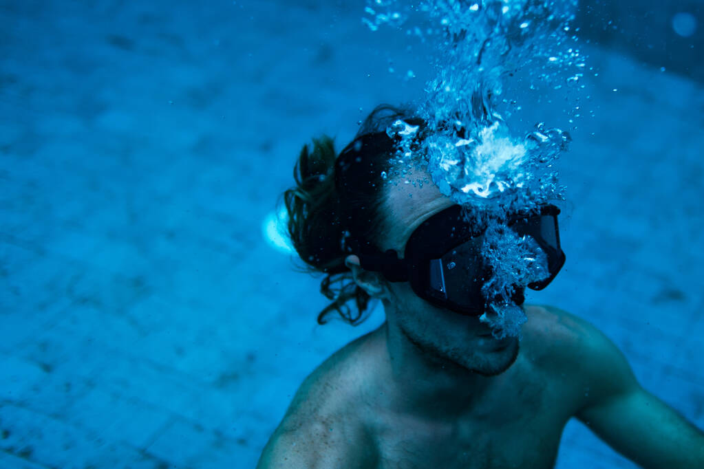σπορ άνθρωπος κολύμπι σε μάσκα στην πισίνα - Φωτογραφία, εικόνα