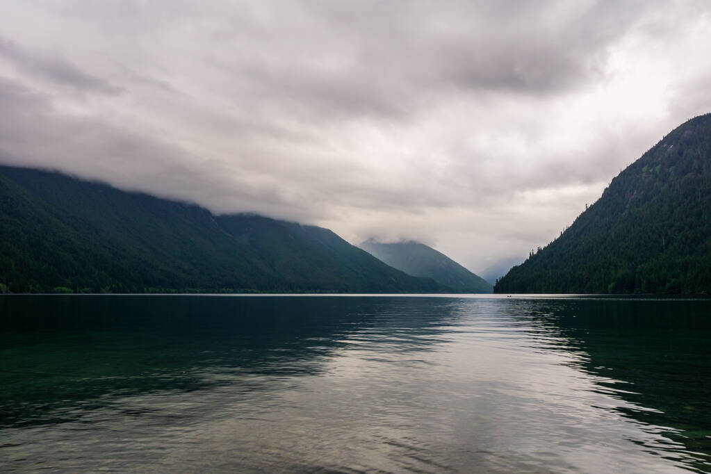 美しいチリワック湖緑の森と曇りの空｜ブリティッシュ・コロンビア・カナダ - 写真・画像