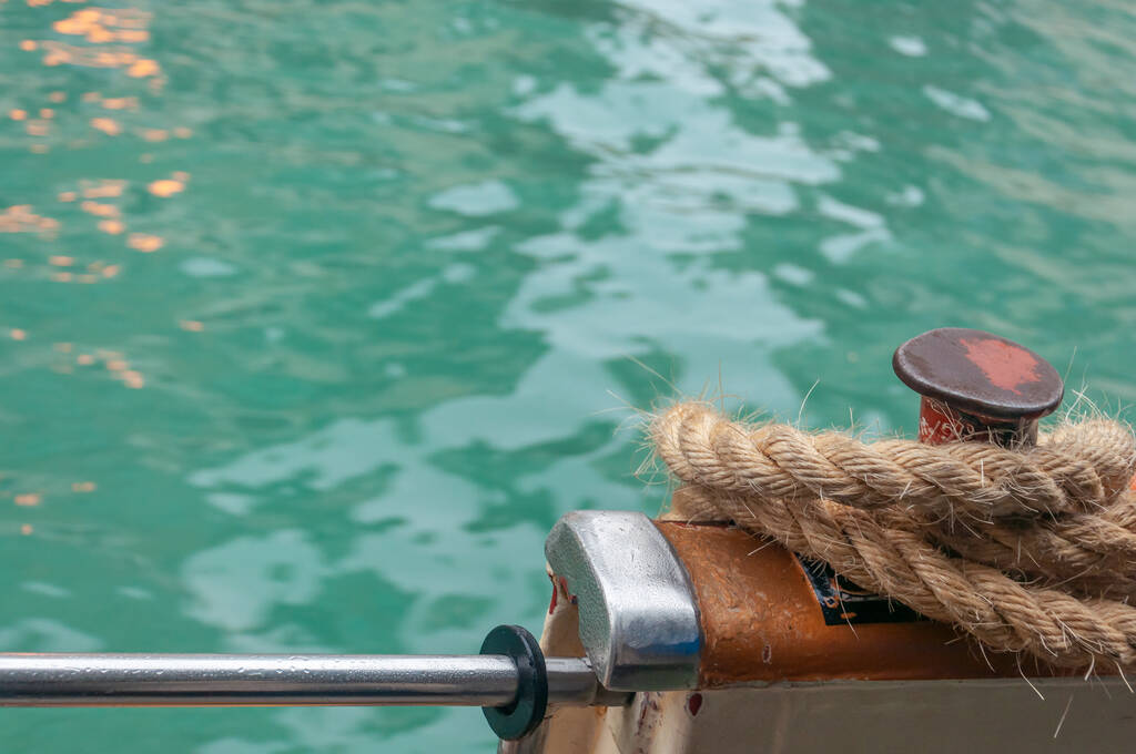 Łódka linowa z kanałem w tle. Wenecja, Włochy - Zdjęcie, obraz